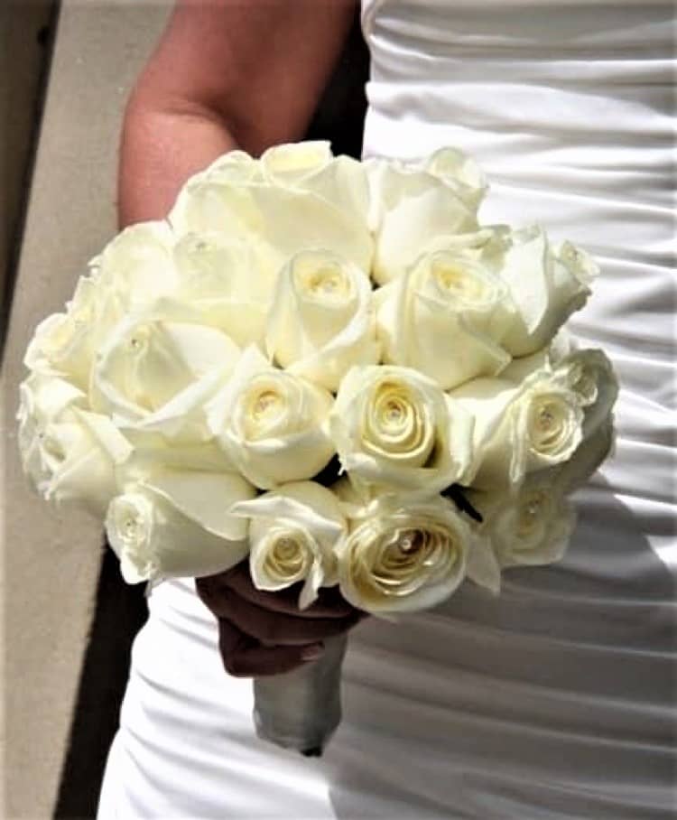 свадебный букет из белых роз