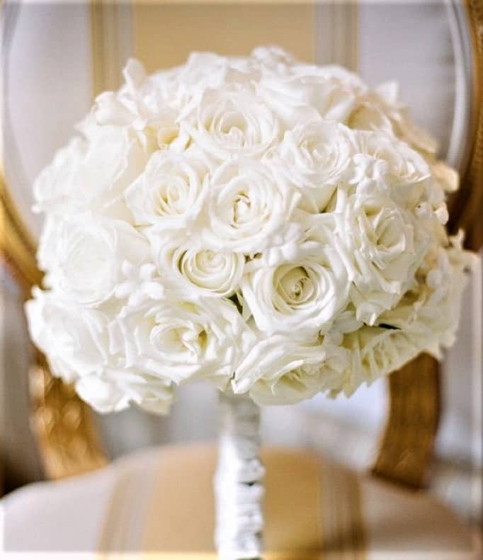 свадебный букет из белых роз